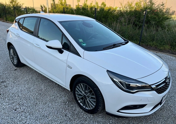 Opel Astra cena 44999 przebieg: 108000, rok produkcji 2017 z Czechowice-Dziedzice małe 742